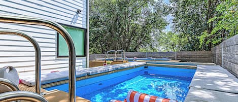 Una piscina al aire libre, una piscina climatizada