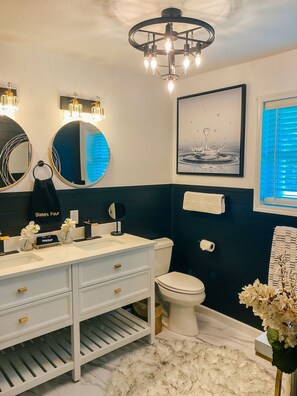 Regadera, secadora de cabello, toallas, jabón 