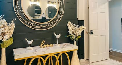 Sisters Four Bed and Bath - Luxury living in a small town atmosphere!