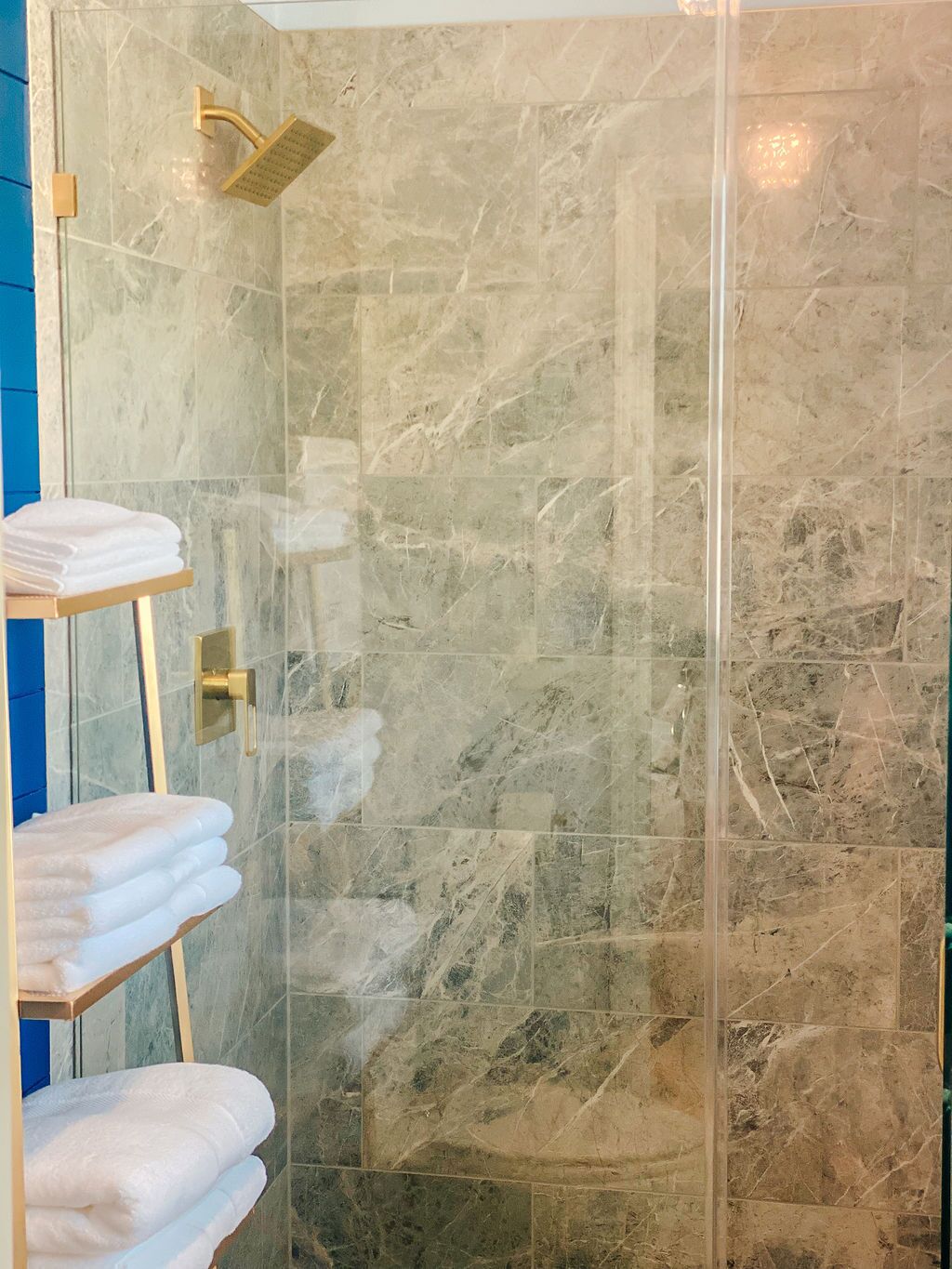 Chuveiro, secador de cabelo, toalhas de banho, sabonete