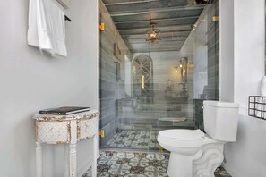 Casa de campo, 1 cama King, banheira de imersão | Banheiro | Toalhas de banho, papel higiênico