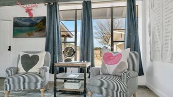 Casa de campo, 1 cama King size, hidromasaje | Área de sala de estar | Televisión