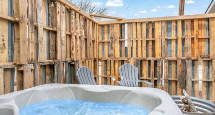 Coco Casita Hot Tub - 4 Miles to Downtown Fred