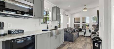 Casa, 1 cama King size, patio (#30 3567 US 290 E) | Cocina privada | Cafetera y tetera