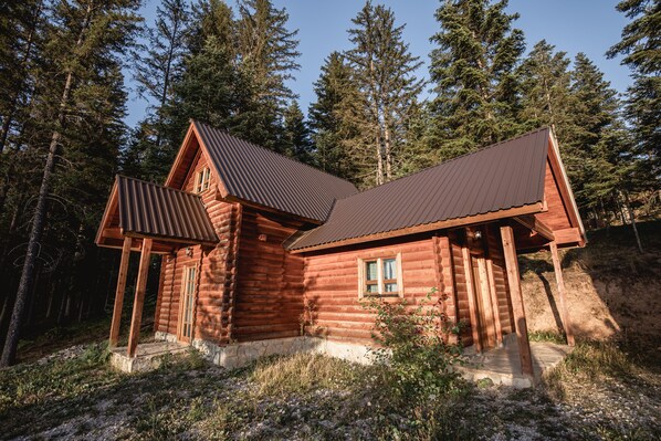 Chambres insonorisées, lit parapluie, Wi-Fi gratuit, draps fournis