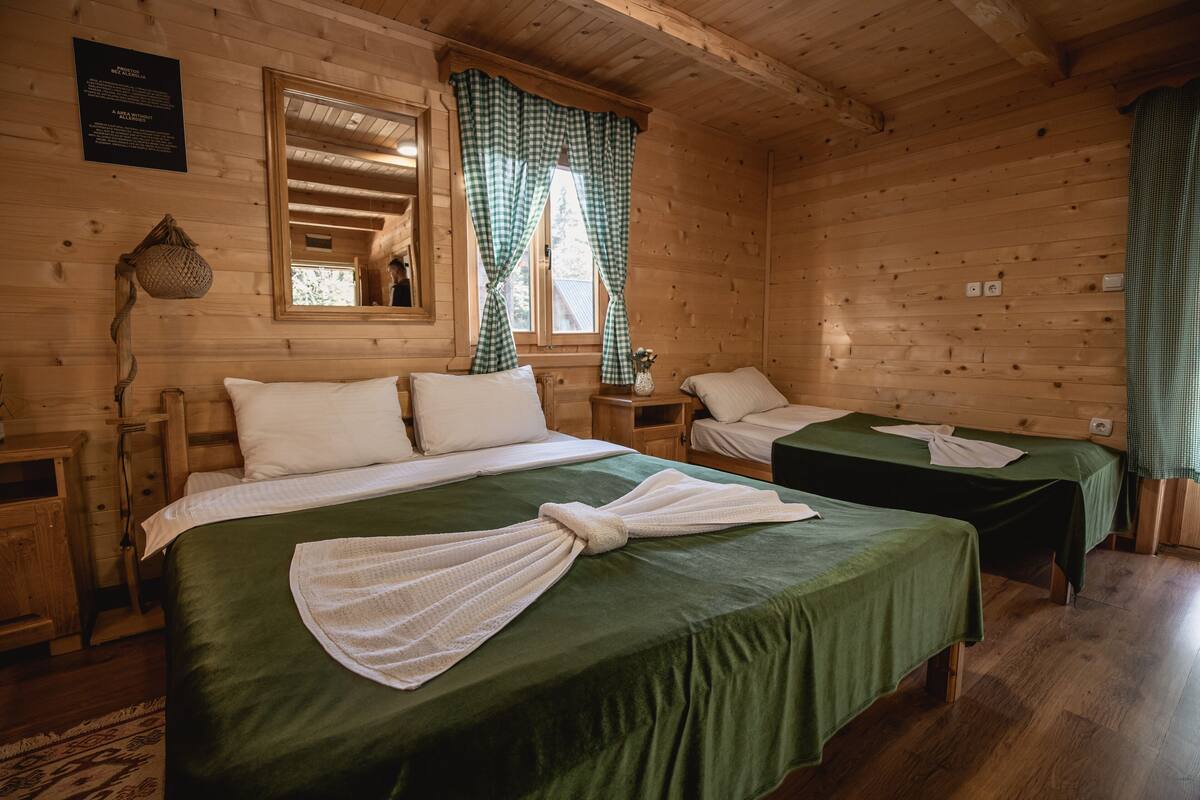 Soundproofing, travel crib, WiFi (free), bed sheets