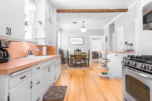 Casa, várias camas, banheira de imersão | Cozinha privada | Geladeira, micro-ondas, fogão, cooktop