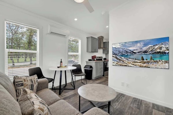 House, 1 Queen Bed, Patio (#27 3567 US 290 E) | Interior