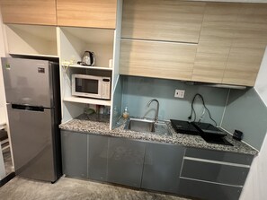 Réfrigérateur, micro-ondes, batterie de cuisine, vaisselle et ustensiles