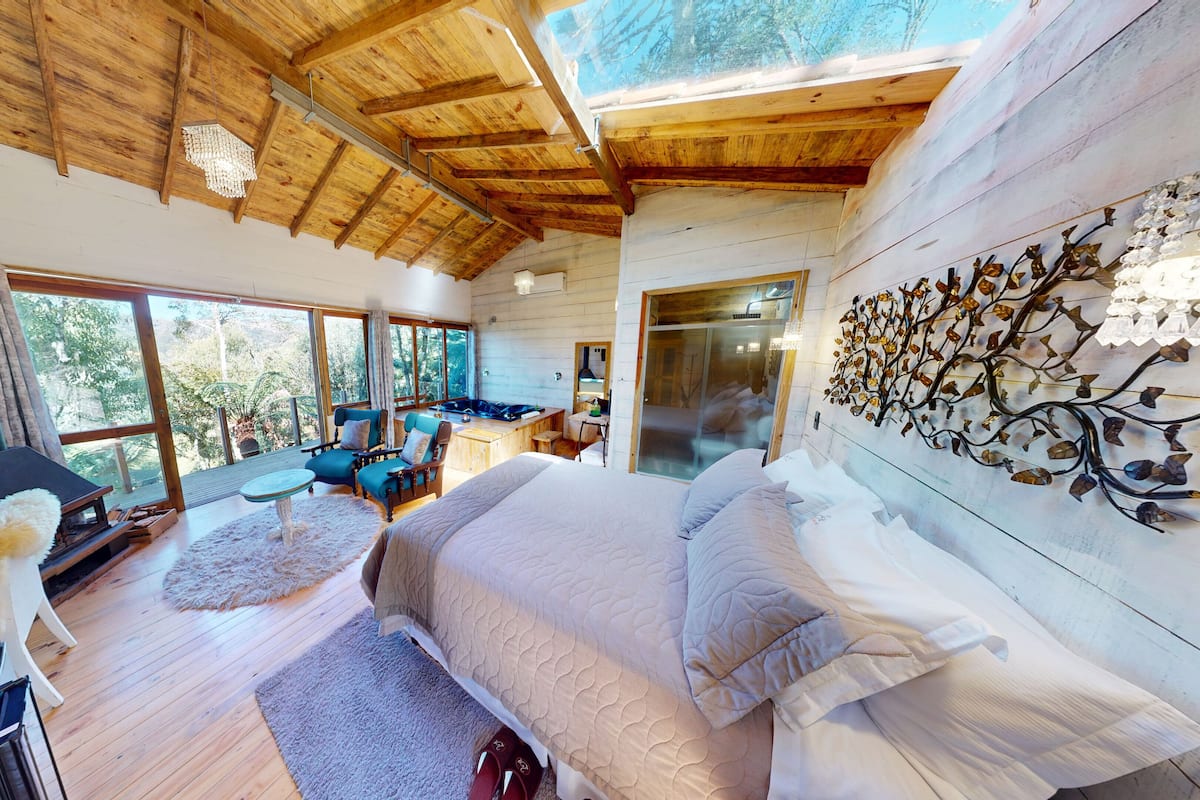 Basic Cabin, Jetted Tub | 1 bedroom, desk, soundproofing, free WiFi