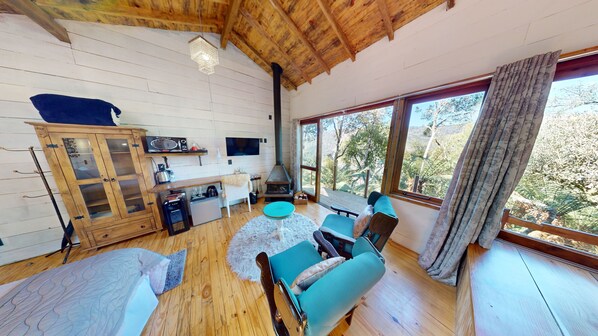 Basic-Ferienhütte, Whirlpool | Wohnbereich | 32-Zoll-Smart-TV mit Kabelempfang, Fernseher, Kamin