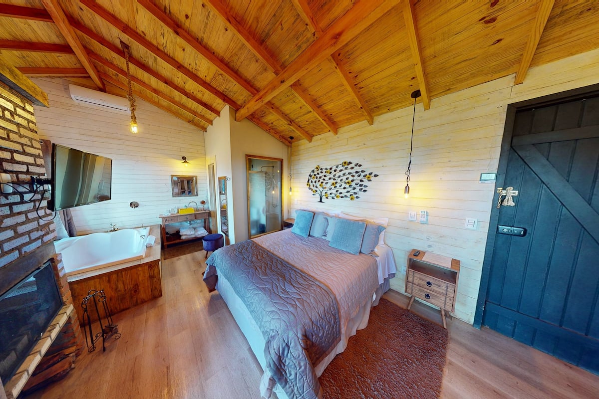 Comfort Cabin, Jetted Tub | 1 bedroom, desk, soundproofing, free WiFi