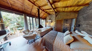Cabaña tradicional, bañera de hidromasaje | 1 dormitorio, escritorio, sistema de insonorización y wifi gratis