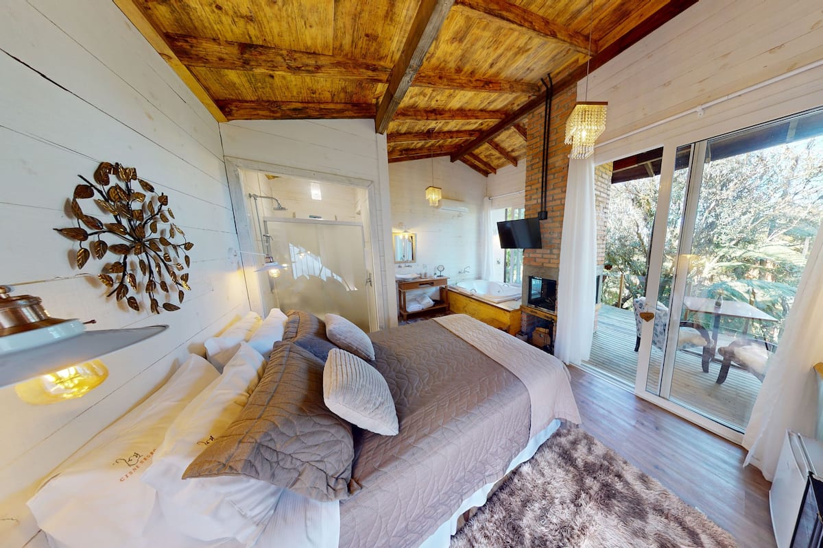 Standard Cabin, Jetted Tub | 1 bedroom, desk, soundproofing, free WiFi
