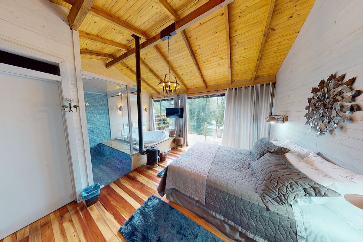Luxury Cabin, Jetted Tub | 1 bedroom, desk, soundproofing, free WiFi