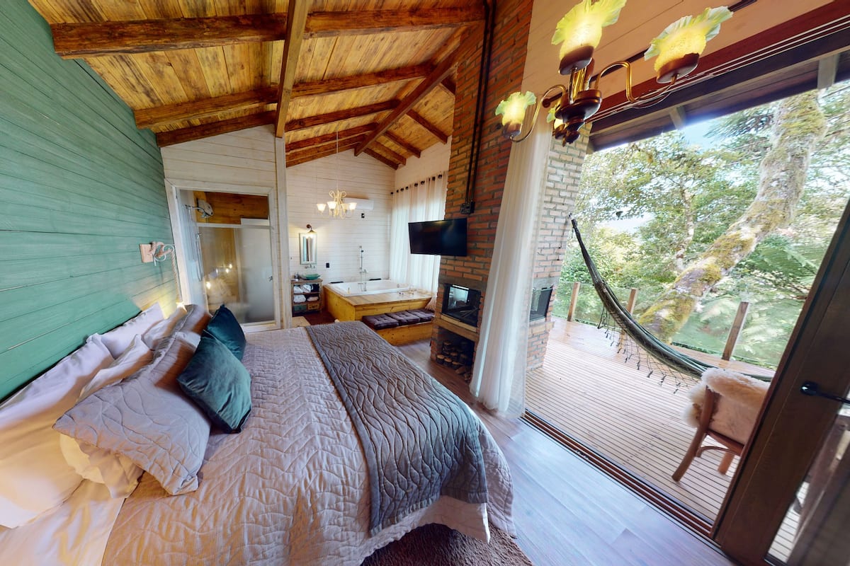 Deluxe Cabin, Jetted Tub | 1 bedroom, desk, soundproofing, free WiFi