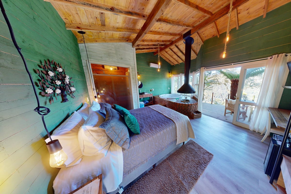 Design Cabin, Jetted Tub | 1 bedroom, desk, soundproofing, free WiFi