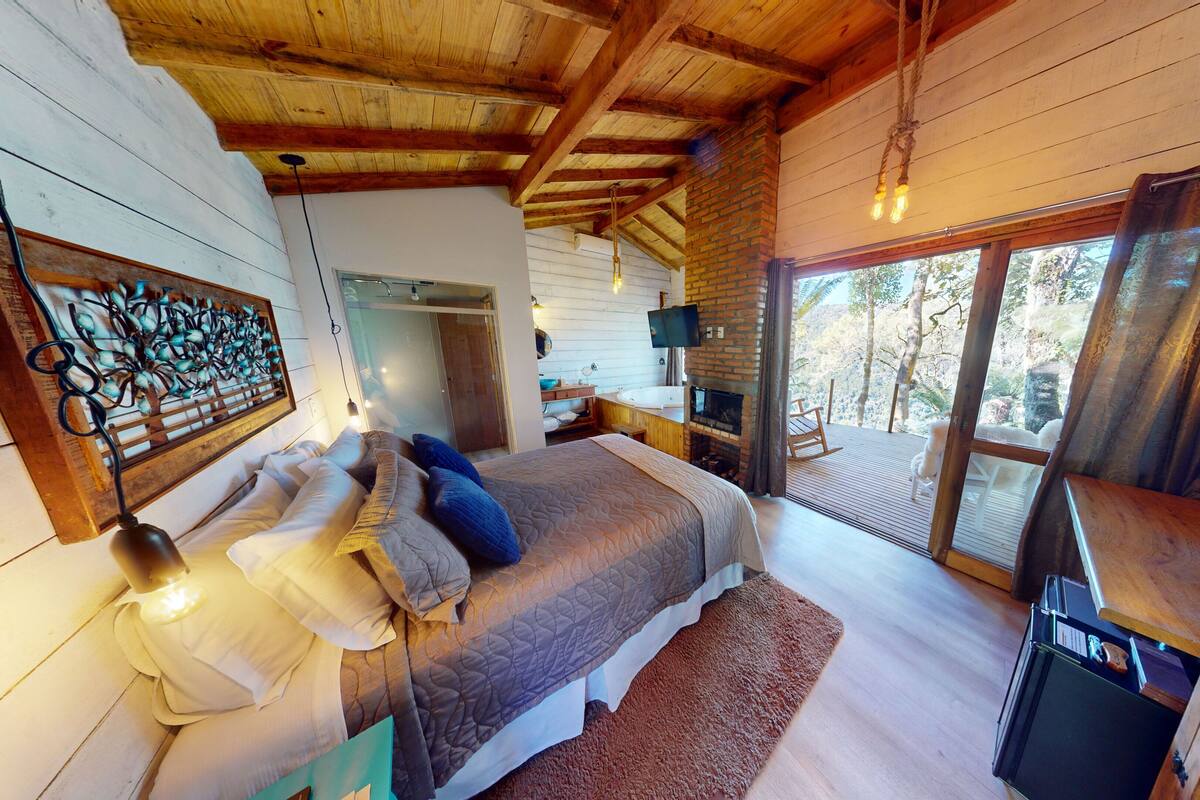 Classic Cabin, Jetted Tub | 1 bedroom, desk, soundproofing, free WiFi