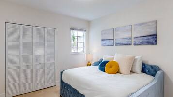 3 bedrooms, internet, bed sheets