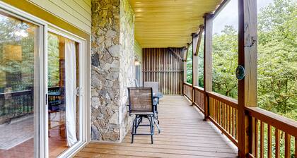 Spacious condo with fireplace, washer/dryer & access to pool/hot tub