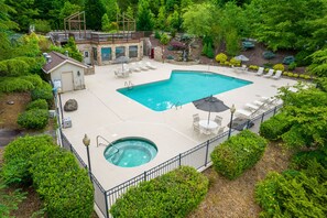 Lämmitetty uima-allas