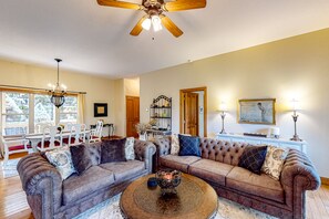 Televisión y chimenea 