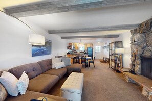 Fernseher, Kamin, DVD-Player