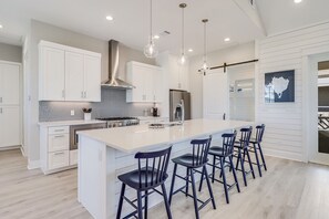 Fridge, microwave, oven, stovetop - Palmilla Beach Pad | House in Port Aransas (Port Aransas)