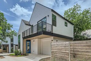 Exterior - NEW Bright & Airy w/Austin Vibes Just One Block off S Congress! (Austin)