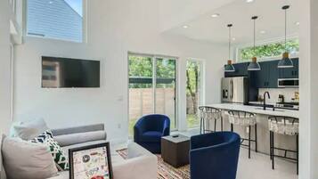 TV connectée, livres, espaces bureaux