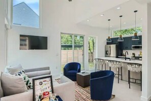 Smart TV, books, offices - NEW Bright & Airy w/Austin Vibes Just One Block off S Congress! (Austin)