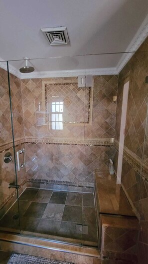 Dusj, hårføner, håndklær og såpe