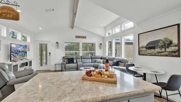 House, Multiple Beds, Patio (#22 3567 US 290 E) | Interior