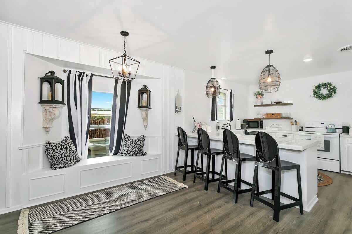 House, Multiple Beds, Hot Tub, City View (111 Cristol) | Private kitchen