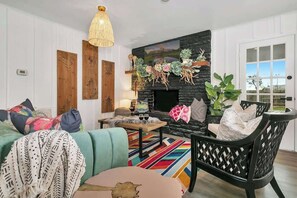 House, Multiple Beds, Hot Tub, City View (111 Cristol) | Living area