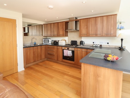 Refrigerador, lavavajillas, tetera/pava eléctrica, tostadora