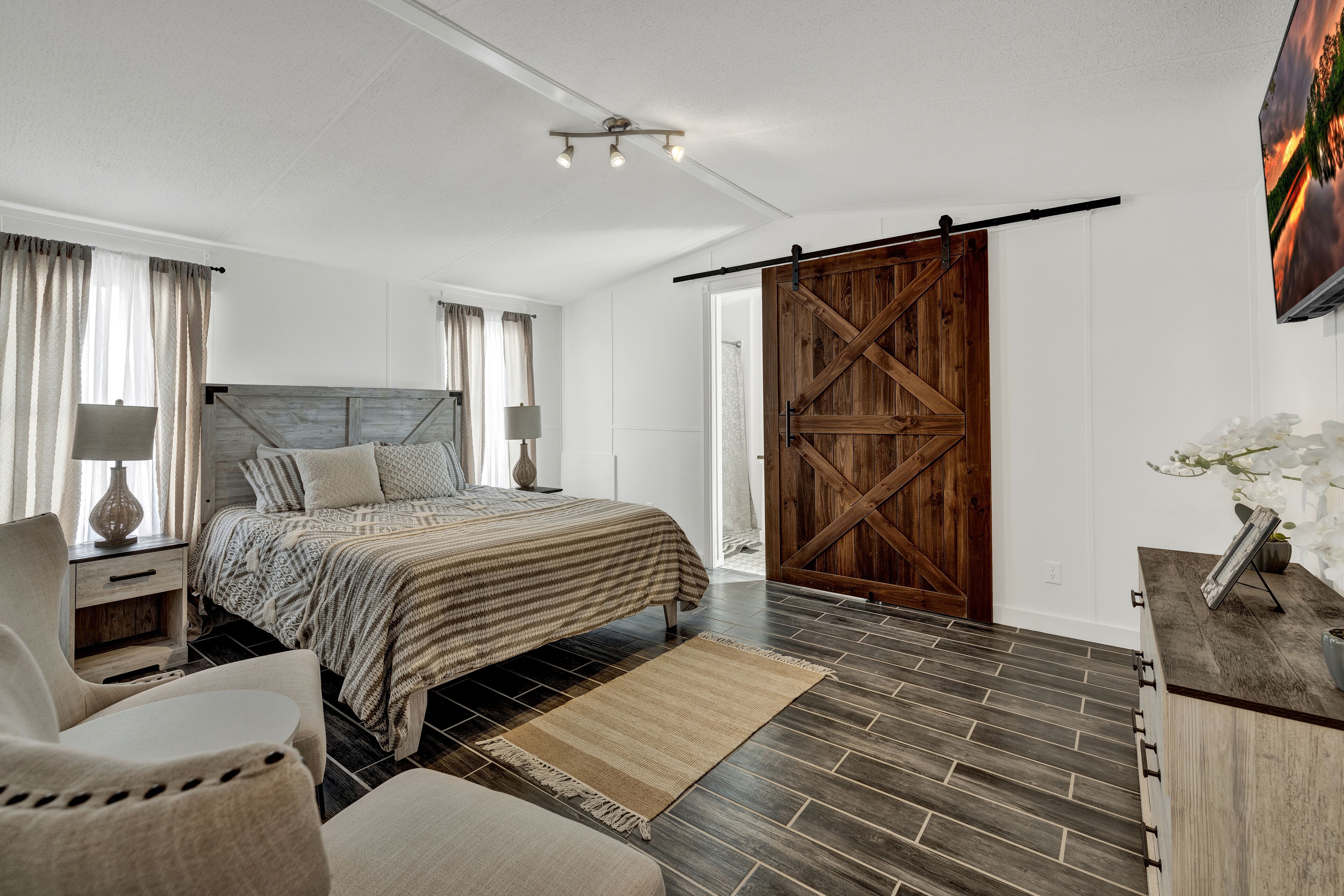 2 bedrooms, individually decorated, individually furnished, free WiFi