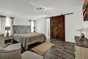 House, 2 Queen Beds, Patio | 2 bedrooms, individually decorated, individually furnished, free WiFi - Comfort Charmmini Putting Greengame Roomgrill5 (Comfort)