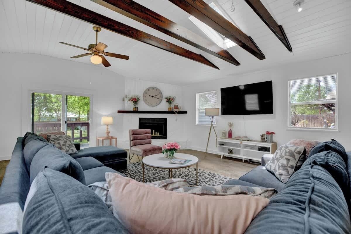 House, Berbilang Katil, Patio (209 W Mulberry St) | Ruang tamu