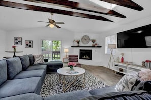 Casa, várias camas, varanda (209 W Mulberry St) | Área de estar | TV