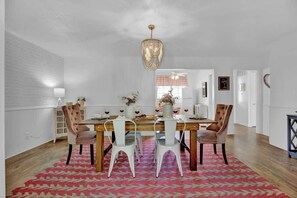 Casa, varias camas, patio (209 W Mulberry St) | 3 dormitorios, decoración individual, mobiliario individual