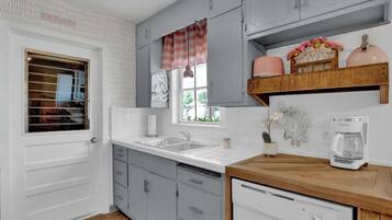 House, Berbilang Katil, Patio (209 W Mulberry St) | Dapur peribadi | Pembancuh kopi/teh