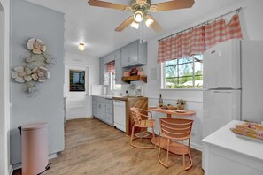 Casa, várias camas, varanda (209 W Mulberry St) | Cozinha privada | Geladeira, micro-ondas, fogão, cooktop