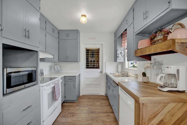 House, Multiple Beds, Patio (209 W Mulberry St) | Private kitchen | Fridge, microwave, oven, stovetop