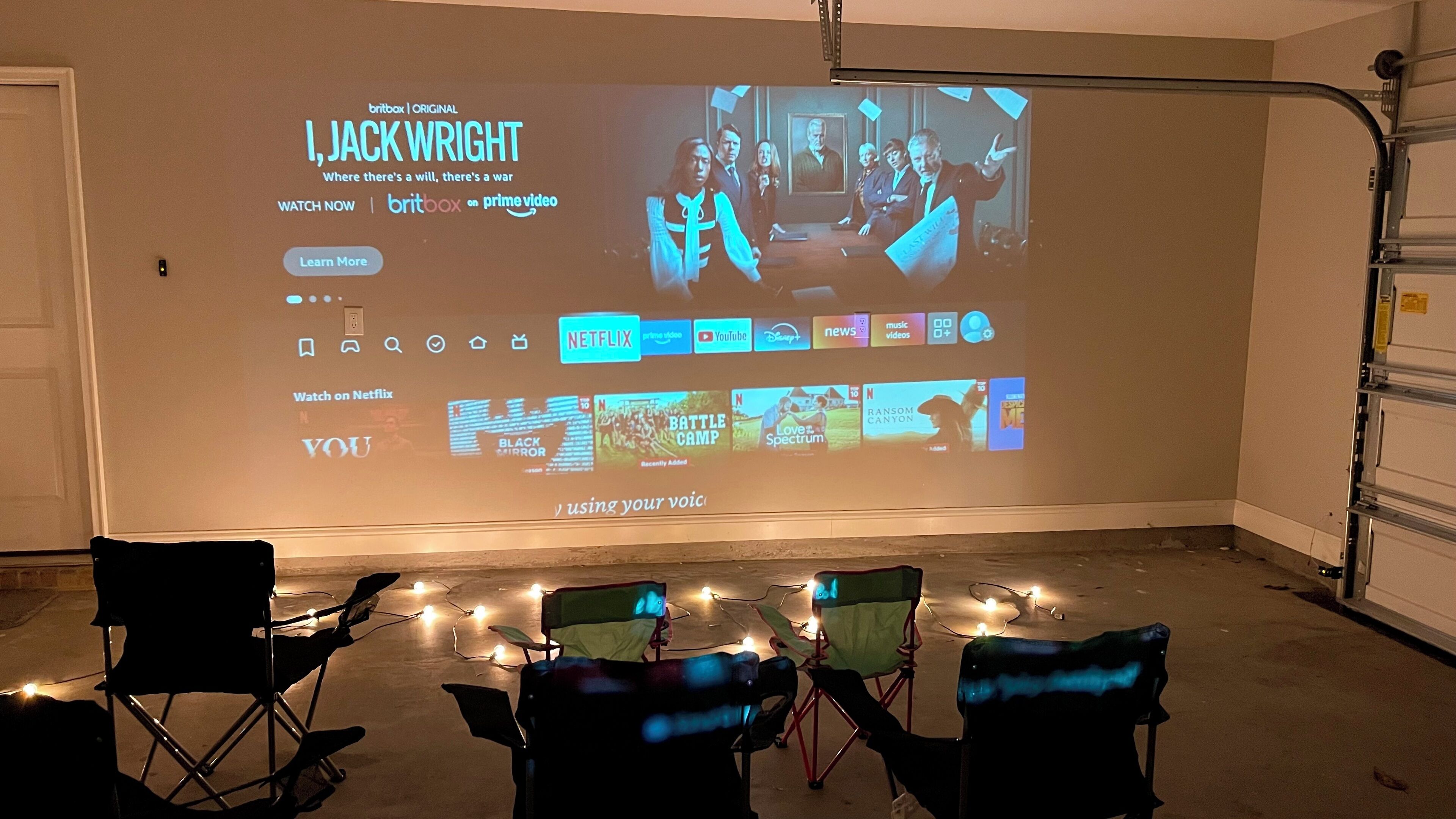 Un écran de projection diffusant un film intitulé « I, JACK WRIGHT », avec une interface Netflix.