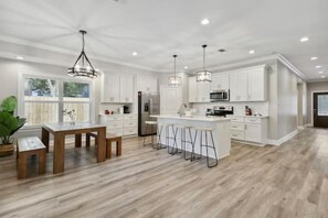 Fridge, microwave, oven, stovetop - Luxury New Tranquil Retreat-Walk to Waterfront (Ocean Springs)