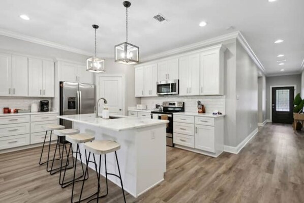 Fridge, microwave, oven, stovetop - Luxury New Tranquil Retreat-Walk to Waterfront (Ocean Springs)