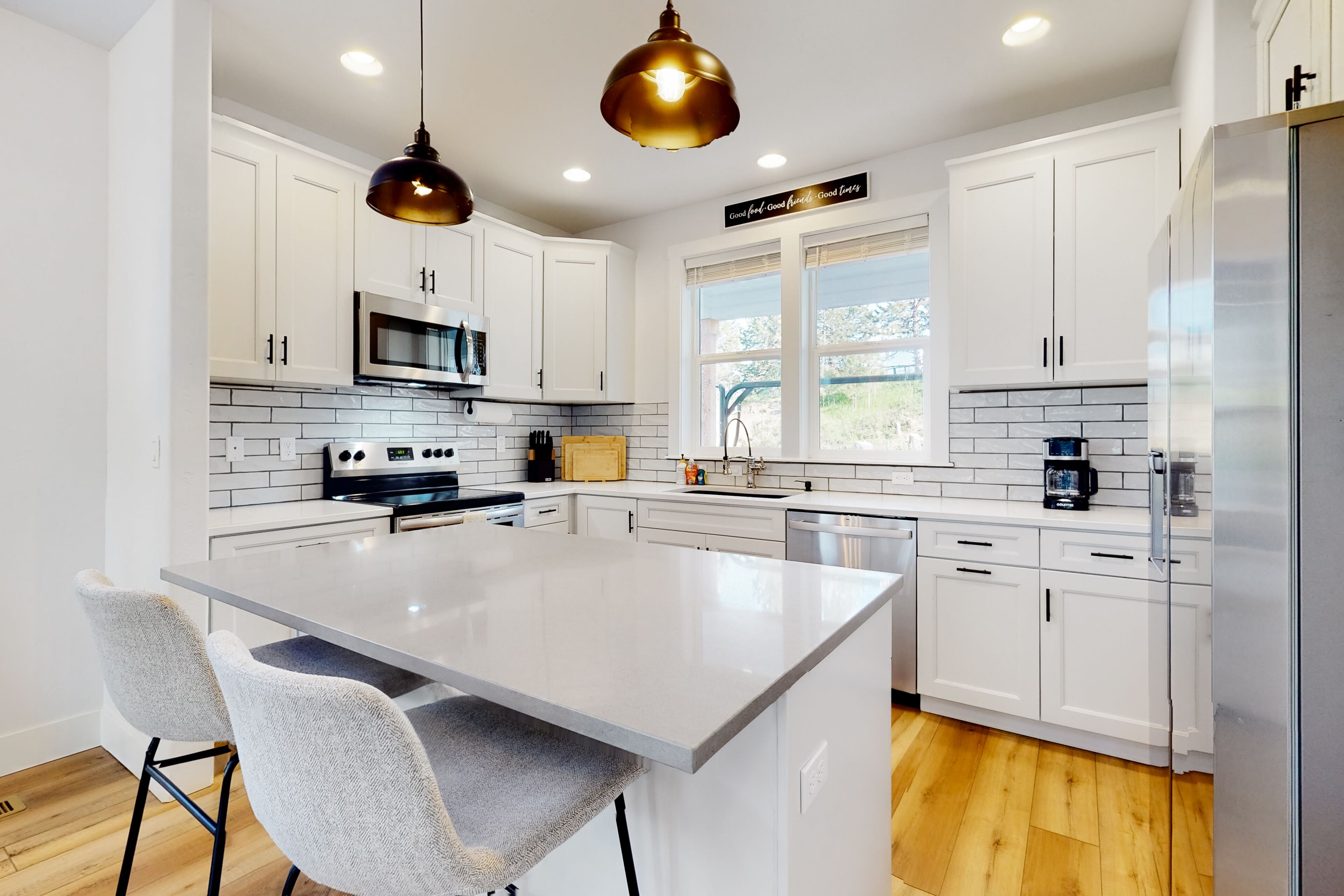 Jääkaappi, mikroaaltouuni, uuni, liesi