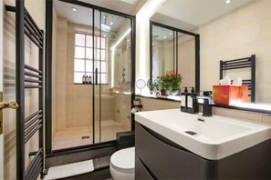 Shower, hair dryer, towels, soap - Modern Quiet 1 bed Flat -Mayfair (Greater London)