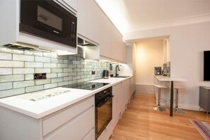 Kjøleskap, mikrobølgeovn, ovn og oppvaskmaskin